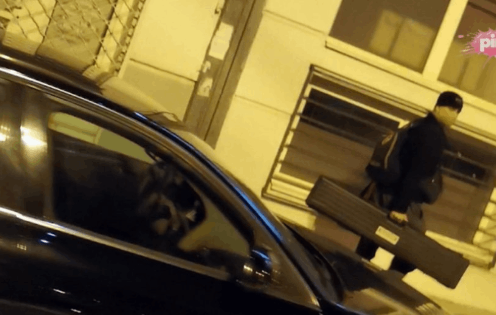 KO JE ČOVEK SA SNIMKA SA SNAJPEROM: <span style='color:red;'><b>Policijac</b></span> podučavao Velju Nevolju UBISTVIMA IZ DALJINE! 
